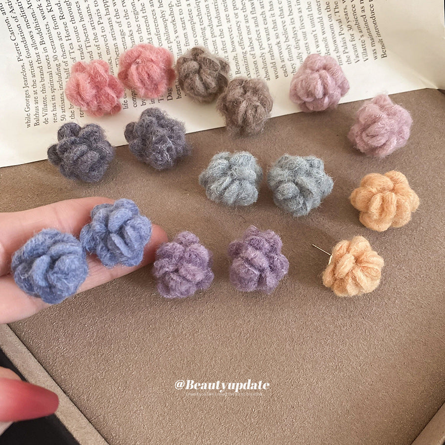 Pendientes de punto florales, elegantes y delicados para mujer con postes de acero inoxidable, lujo ligero para uso diario