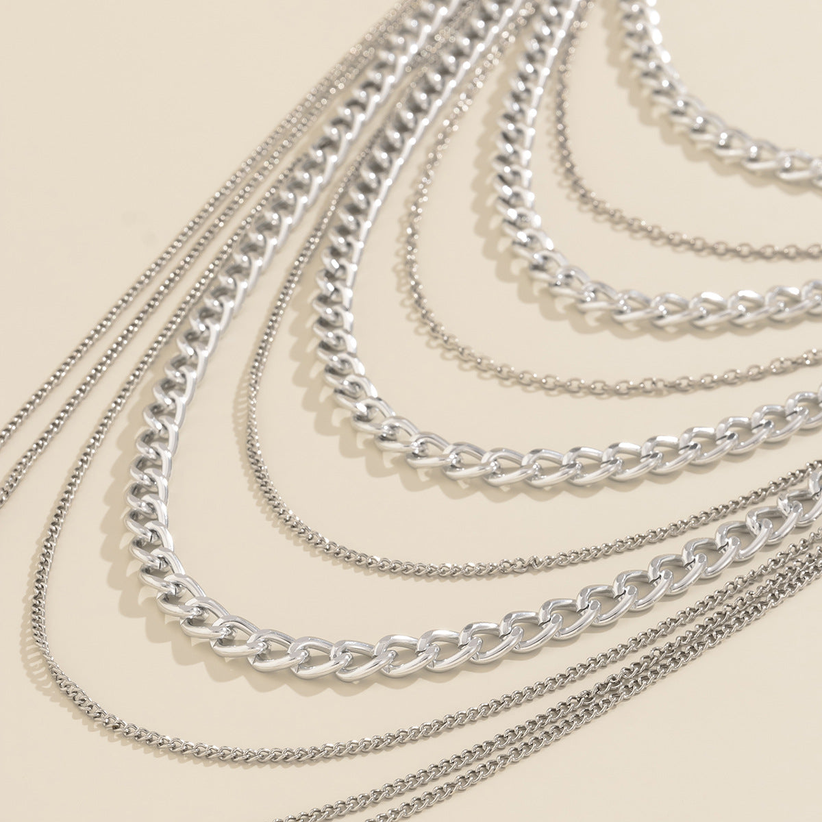 Gargantilla Metálica Geométrica Vintage de Múltiples Capas con Borlas para Mujer con Acabado Chapado