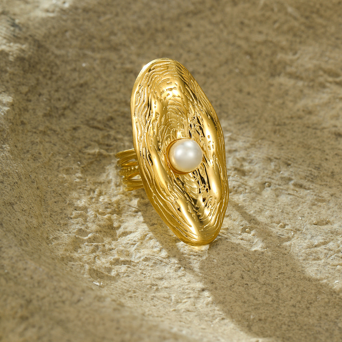 Anello da donna in acciaio inossidabile e titanio con perla ovale testurizzata, placcatura sottovuoto in oro 18 carati