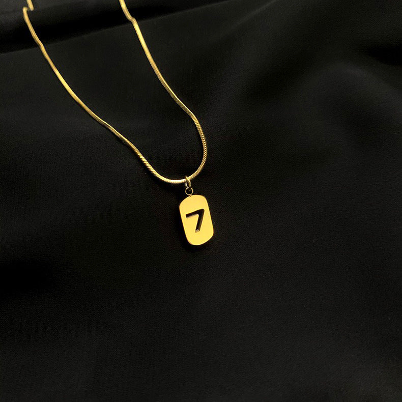 Collana con Ciondolo Minimalista in Acciaio al Titanio Numero Fortunato 7 Tonalità Fredda con Catena a Serpente per Donna