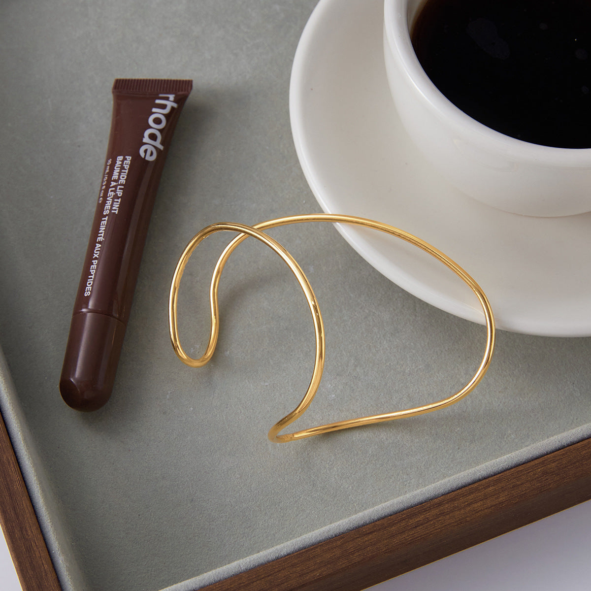 Pulsera minimalista de acero inoxidable con diseño geométrico y baño de oro para mujer
