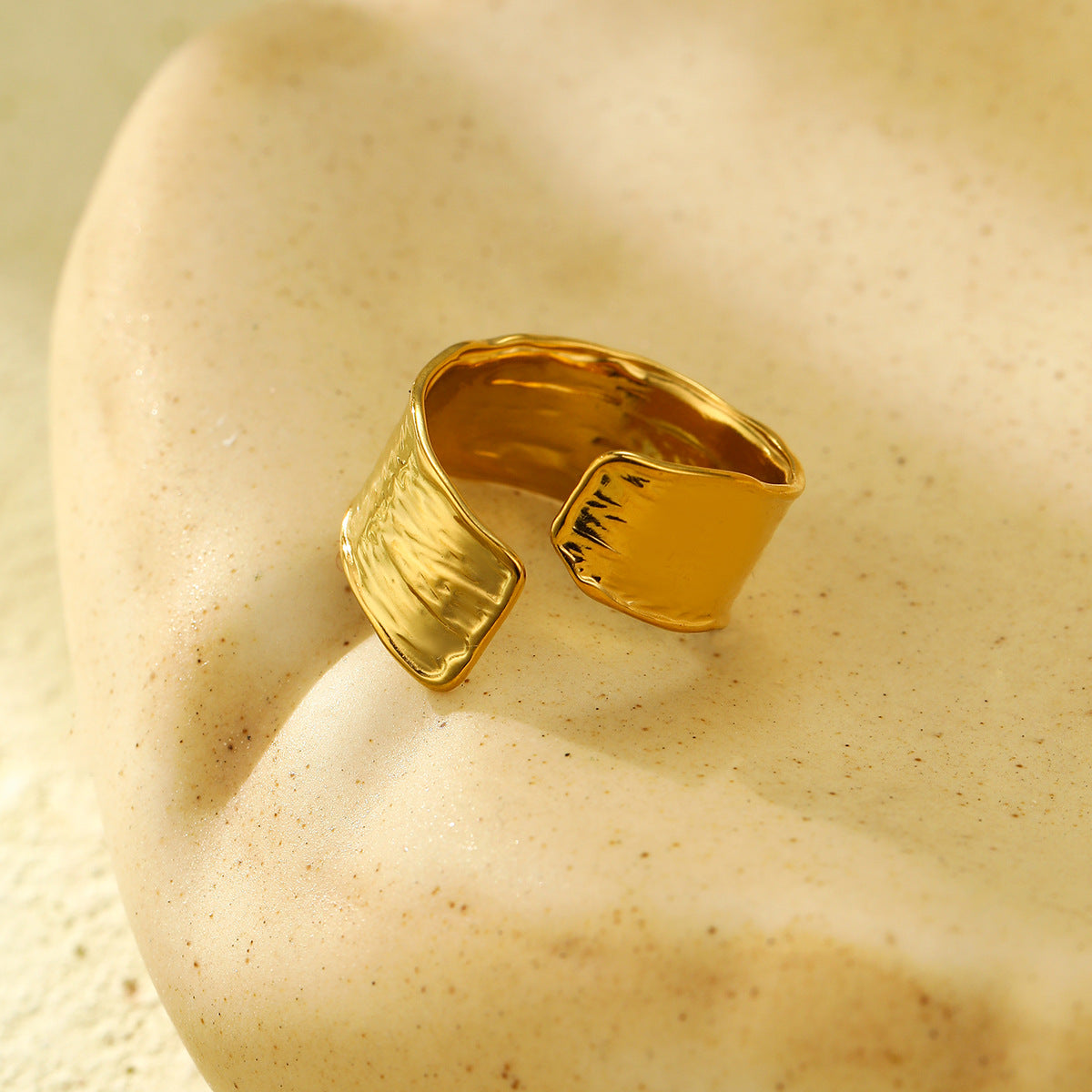Anillo Ajustable Plisado Irregular Minimalista para Mujer en Acero Inoxidable con Acabado Chapado