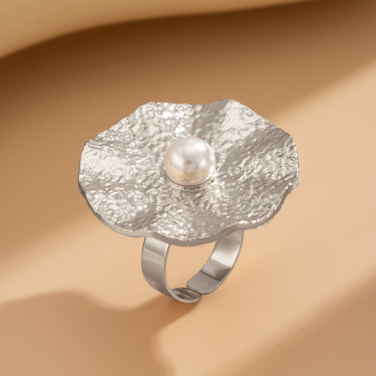Anello Aperto Minimalista con Fiocco e Motivo Floreale, Fascia in Metallo Elettroplaccato e Dettagli in Perle Imitazione per Donna