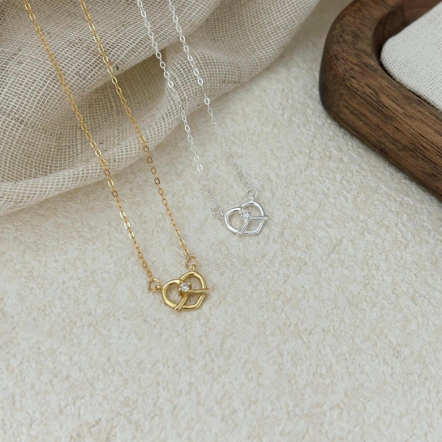 Collana Minimalista a Cuore in Argento Sterling 925 con Intarsio di Strass e Finitura Placcata