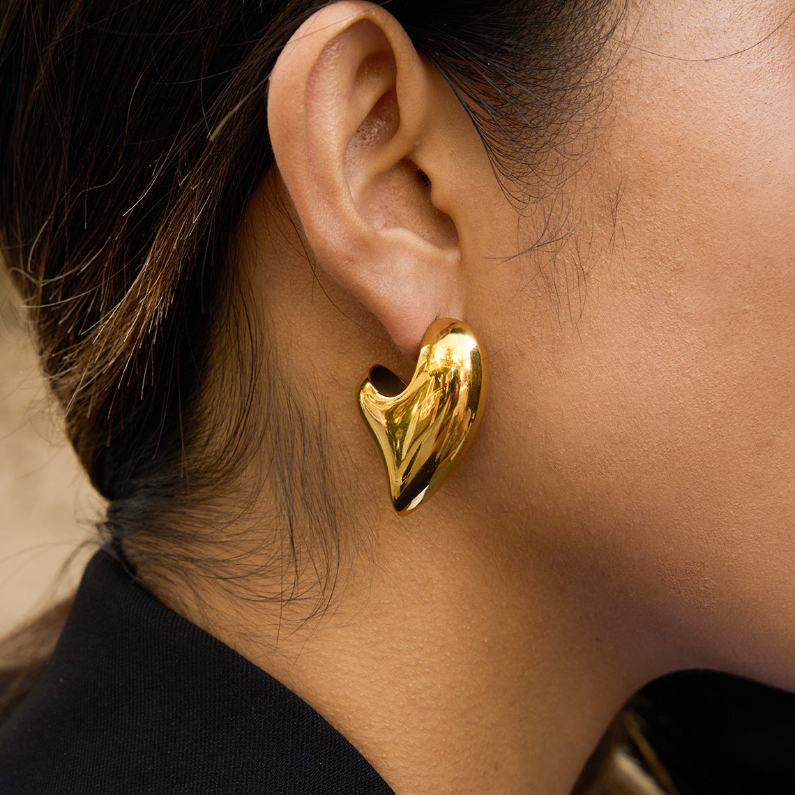 Elegantes aretes de acero titanio en forma de corazón para mujer con acabado chapado y postes de acero inoxidable