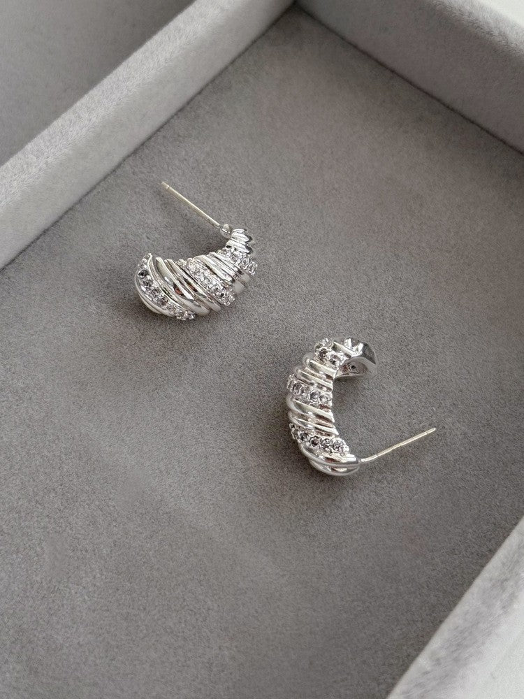 Pendientes de botón minimalistas florales de circonita en cobre chapado con postes de acero inoxidable para mujer