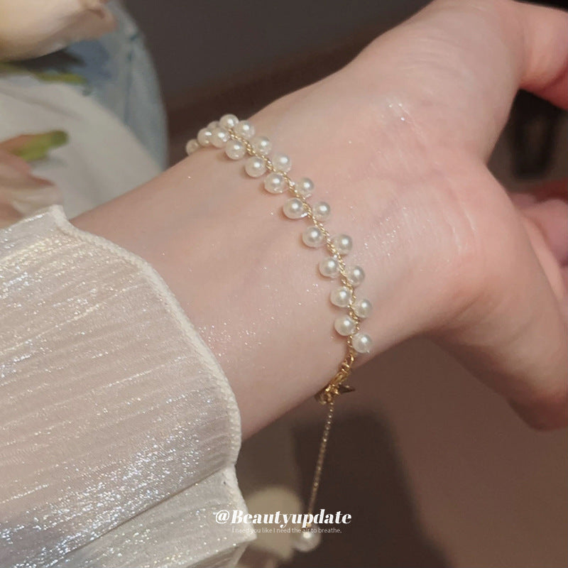 Elegante pulsera trenzada francesa de doble hilera con perlas de imitación para mujer, con detalles geométricos y acabado artesanal