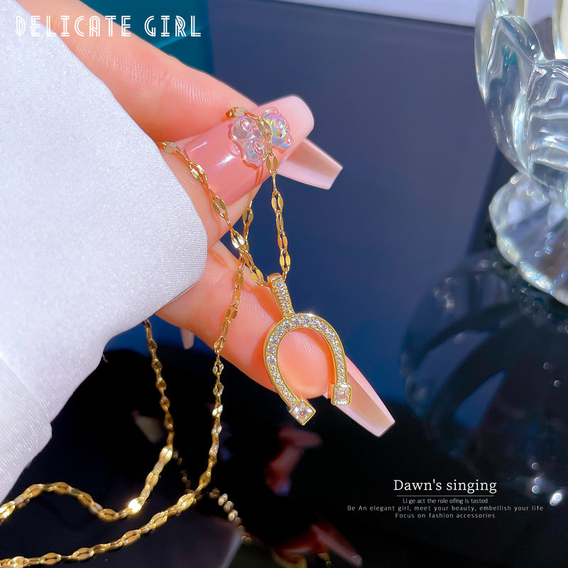 Collana Minimalista Geometrica da Donna in Acciaio al Titanio con Accenti Micro-Pavé Dorati e Delicata Catena a Clavicola