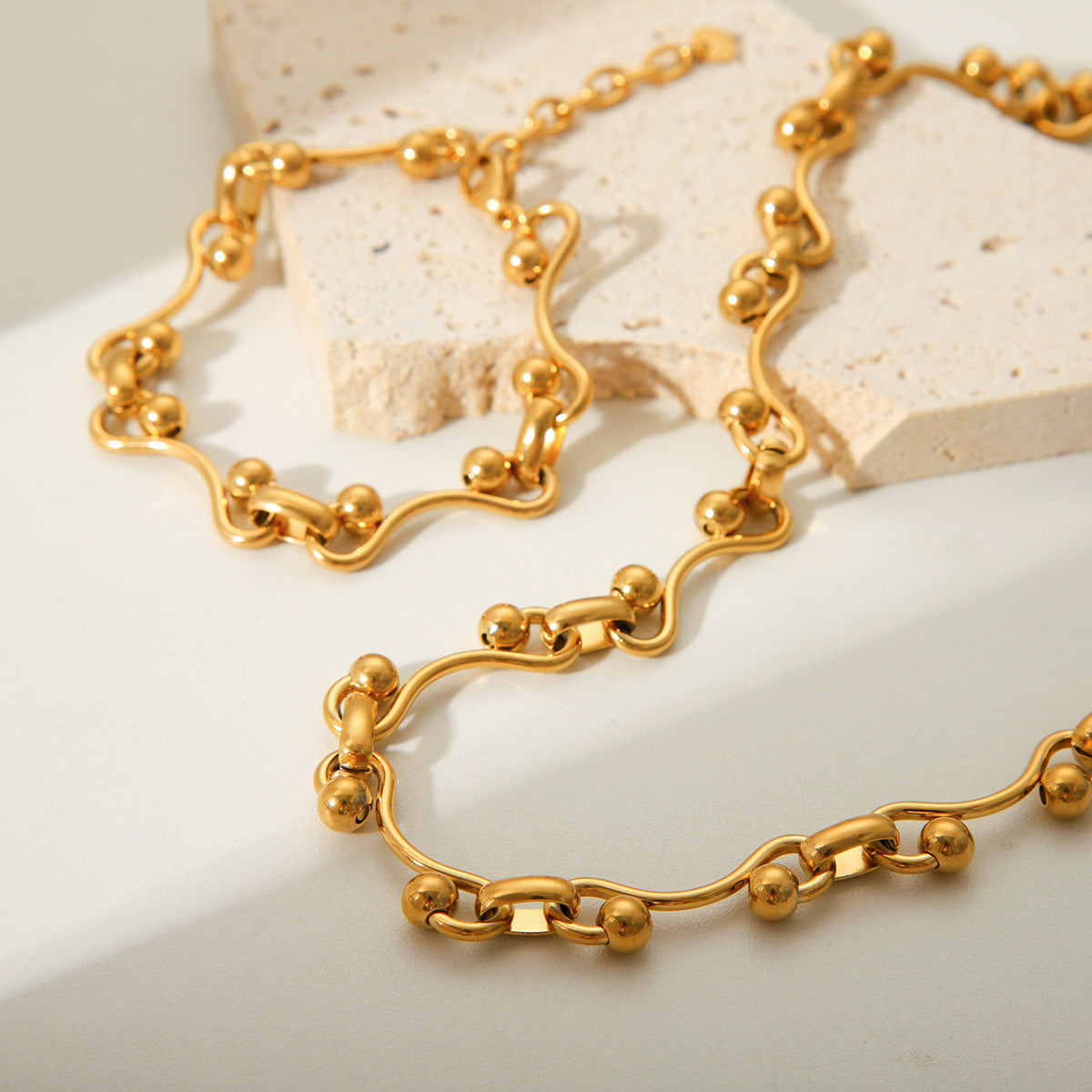Collana minimalistica geometrica in acciaio inossidabile da donna con finitura galvanizzata a catena fatta a mano