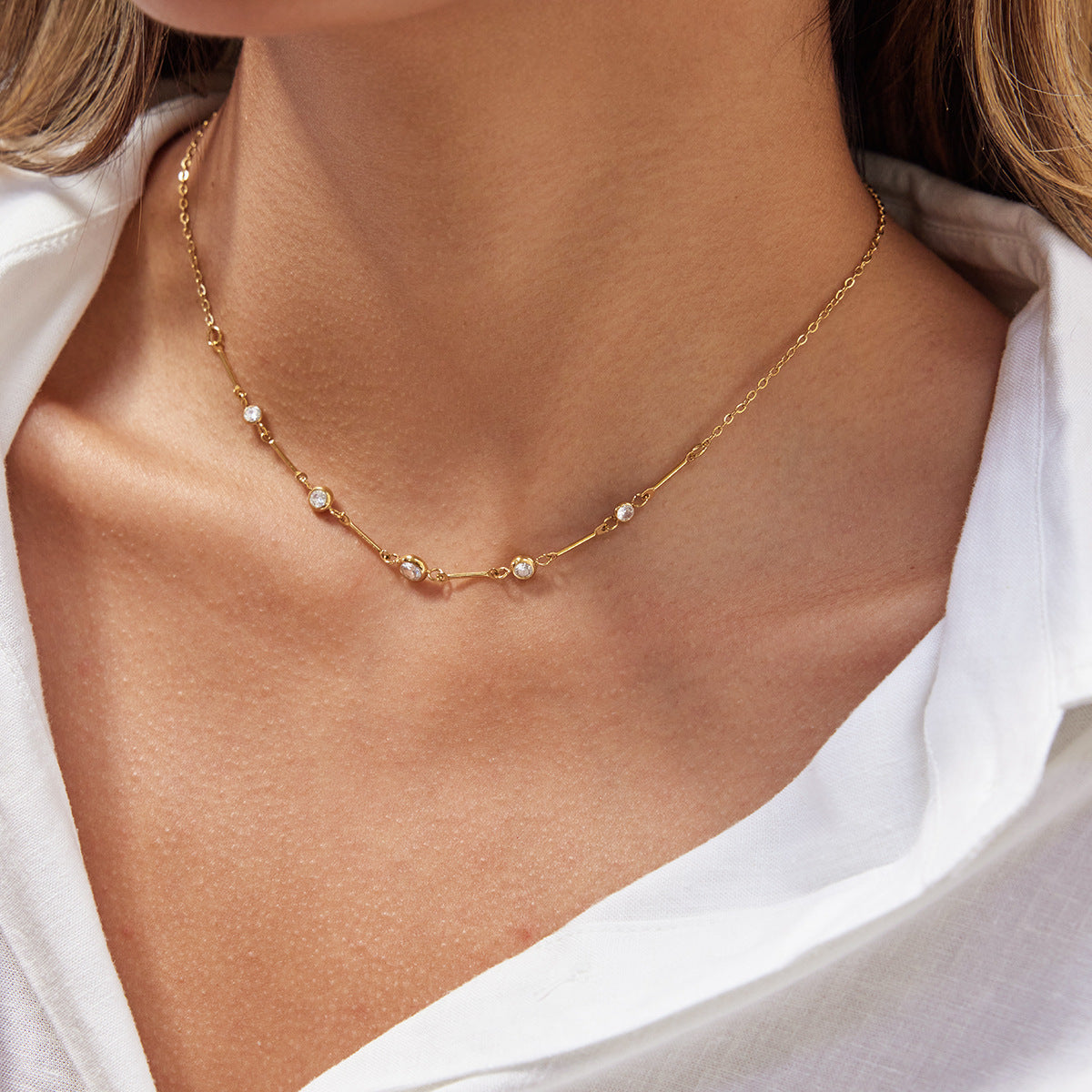 Collana con pendente geometrico minimalista in acciaio al titanio con intarsio di strass, catena a clavicola in acciaio inossidabile placcato da donna