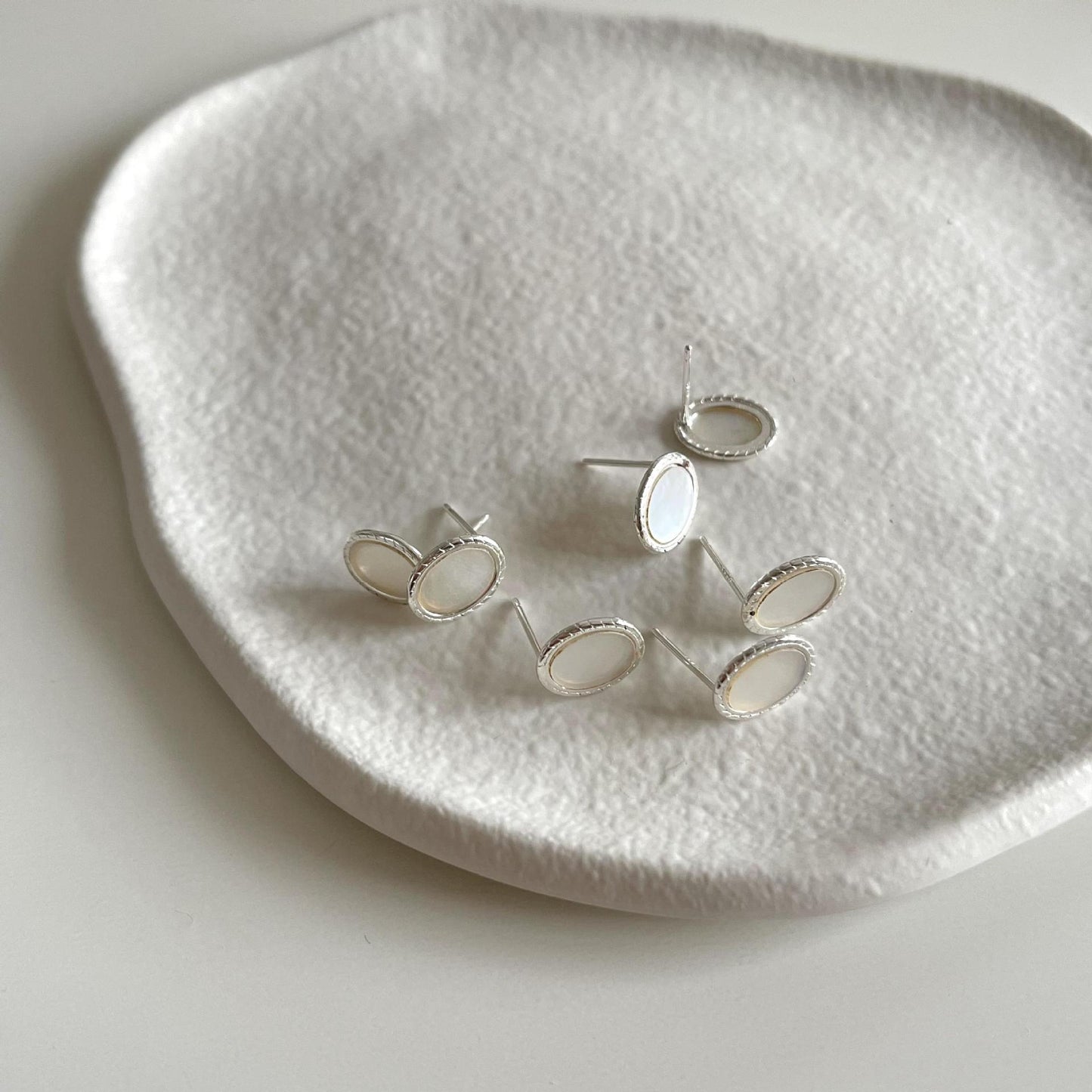 Orecchini a perno minimalisti a forma di stella in argento sterling 925 con accento in conchiglia naturale