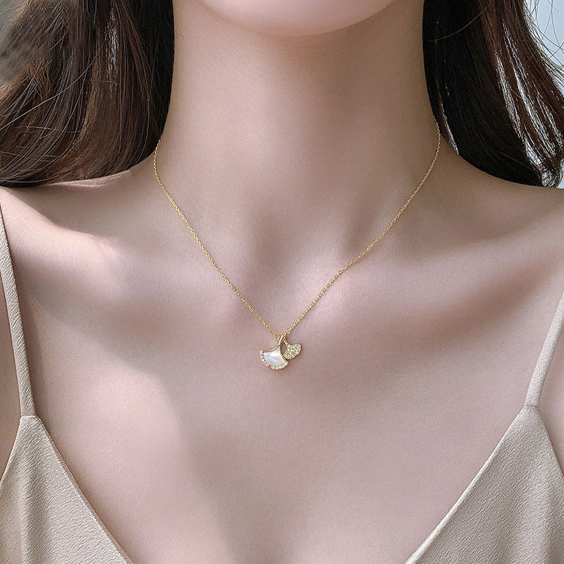 Collar con colgante de hoja de ginkgo minimalista para mujer, de acero de titanio con baño de oro, en cadena O
