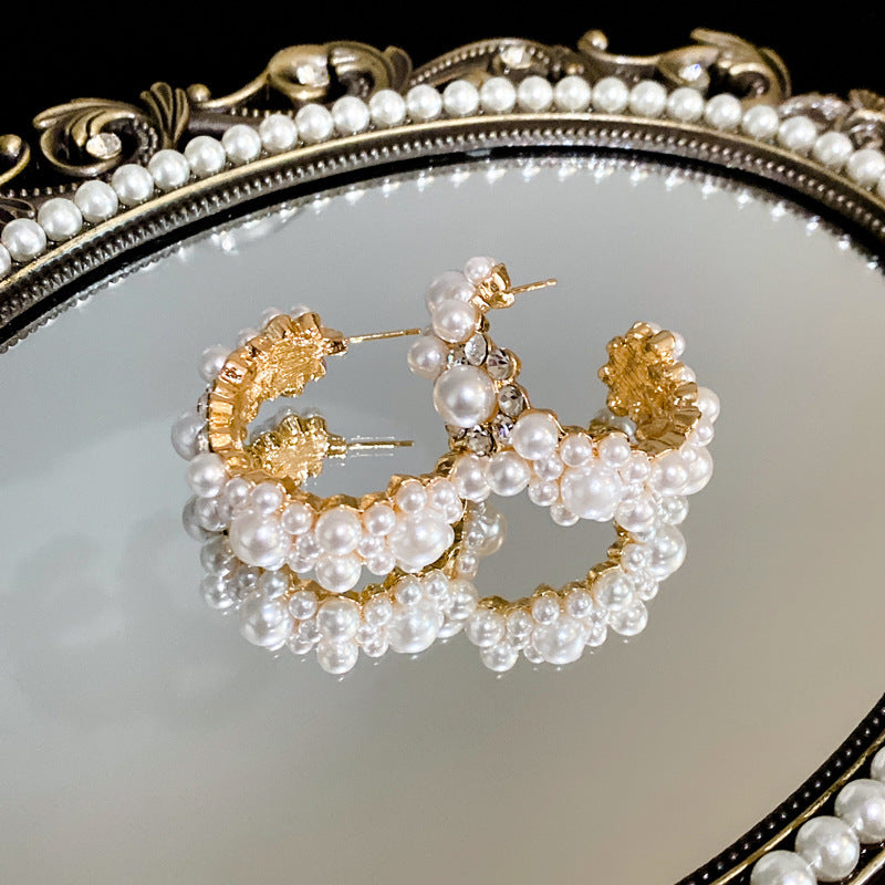Elegantes pendientes florales de perlas con postes de plata chapados en oro para mujer