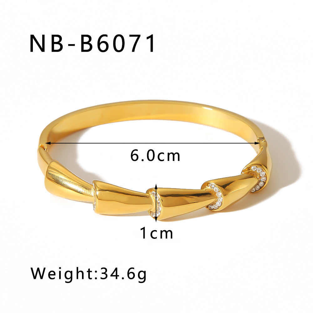 Bracciale da donna in bambù asimmetrico con intarsi di strass e design in acciaio al titanio con finitura placcata