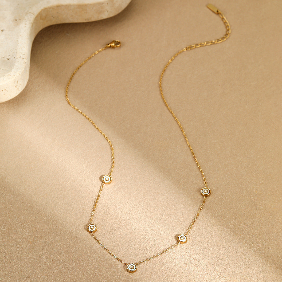 Elegante collar con colgante geométrico de acero inoxidable de oficina con incrustaciones de diamantes de imitación, cadena chapada en forma de Y, collar tipo locket con borla para mujer