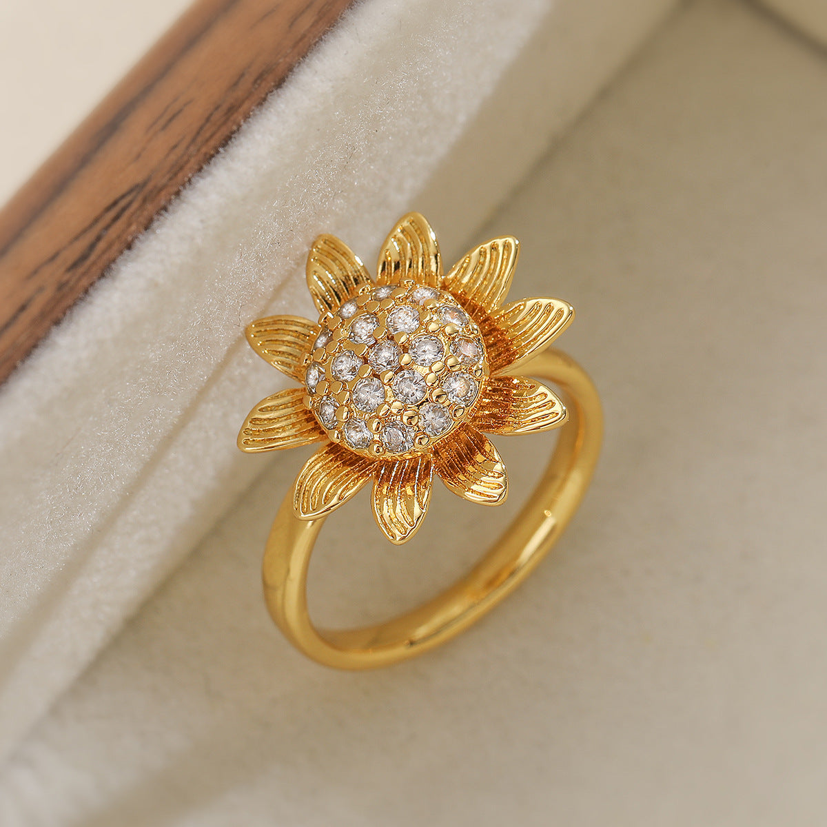 Anello in rame girevole a forma di farfalla floreale con placcatura in oro 18K e intarsio in zircone da donna, anello geometrico minimalista alla moda