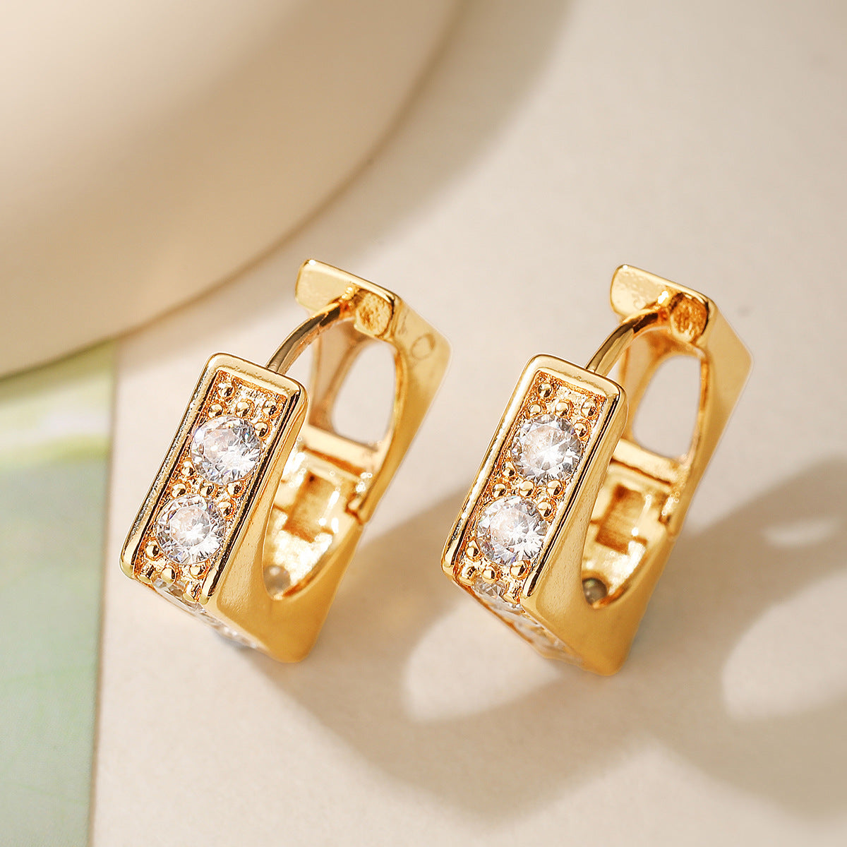 Orecchini da donna geometrici in rame placcato oro 18 carati con intarsi in zircone, design minimalista e alla moda