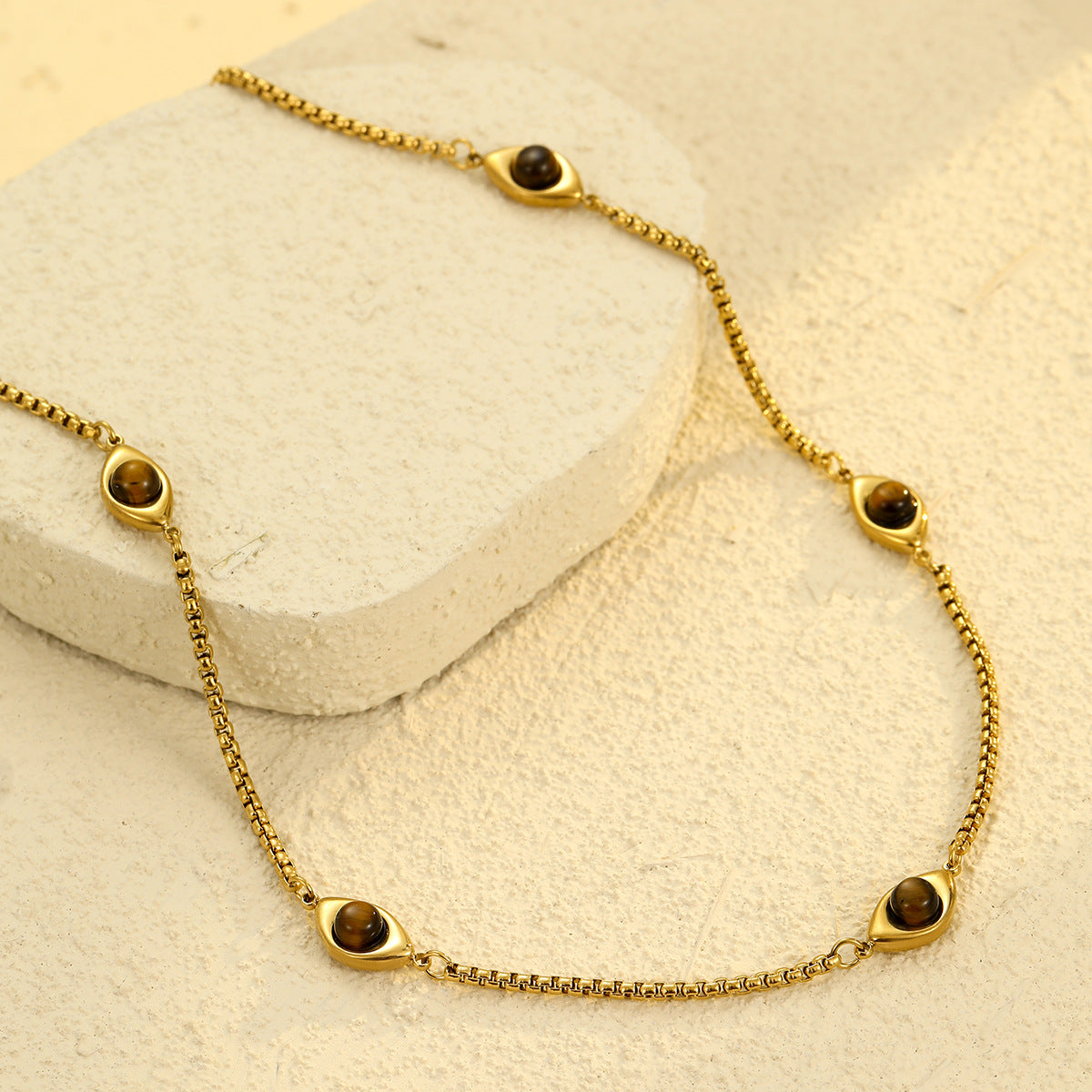 Collar con colgante minimalista de ojo de tigre en acero inoxidable con acabado chapado para mujer