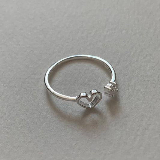 Minimalist Heart-Shaped S925 Sterling Silver Ring with Cubic Zirconia Inlay and Rounded Geometric Edges