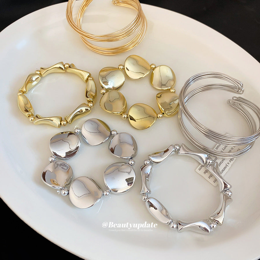 Bracciale rigido aperto attorcigliato lucido da donna Accessorio di moda in lega metallica con design geometrico