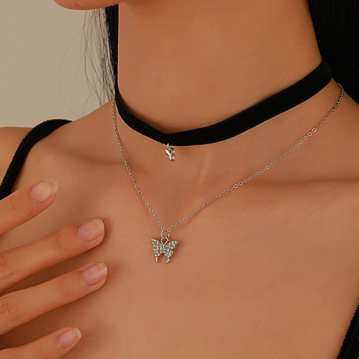 Collana gotico-punk a croce con dettagli a rivetto e motivo floreale a vite da donna, ciondolo in lega galvanizzata su catena in tessuto