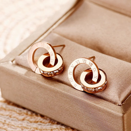 Pendientes de Doble Aro Romano de Acero Inoxidable Pulido con Diamantes de Imitación para Mujer con Baño de Oro y Estilo Dulce y Fresco