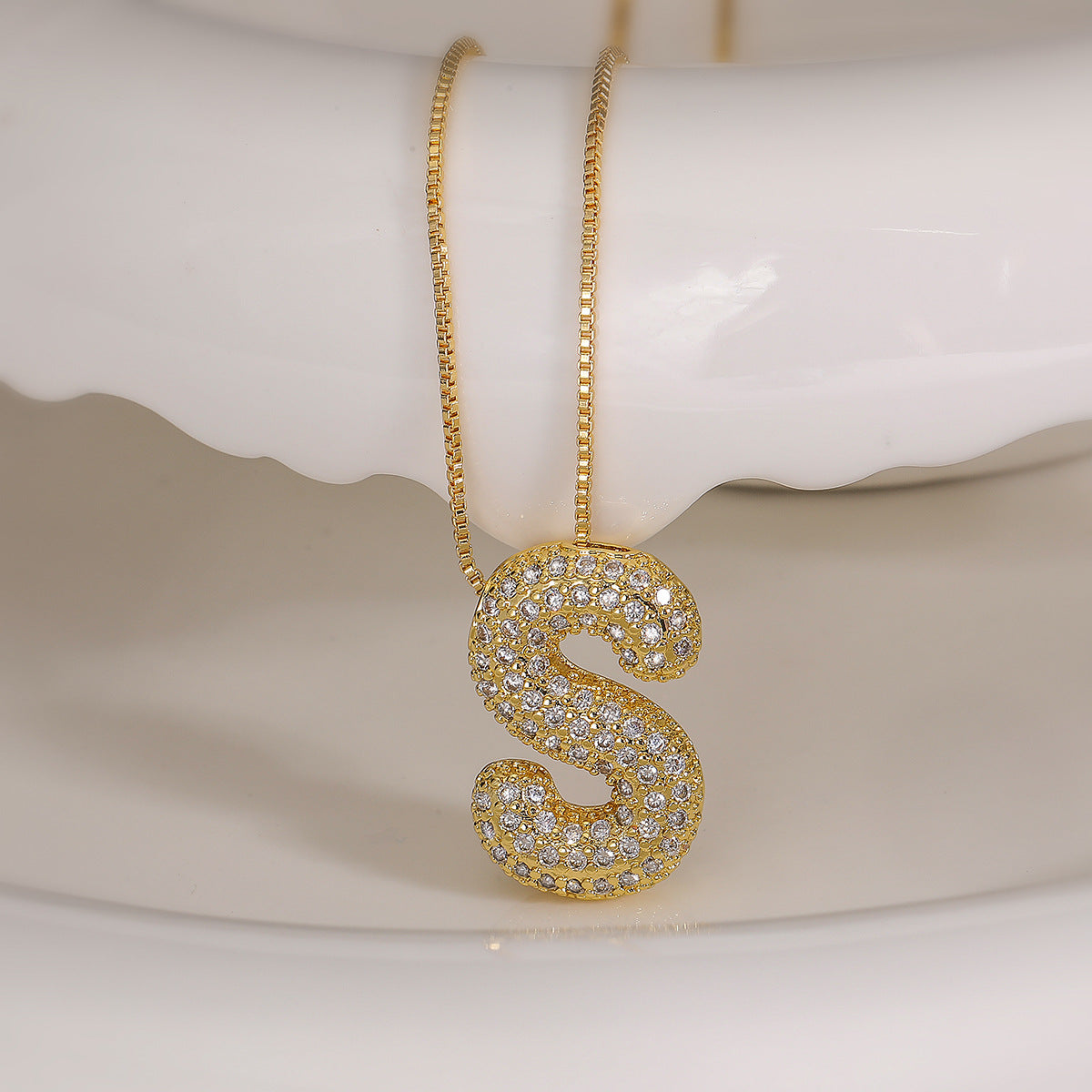 Collana con ciondolo a lettera geometrica minimalista da donna con intarsio in zircone in rame