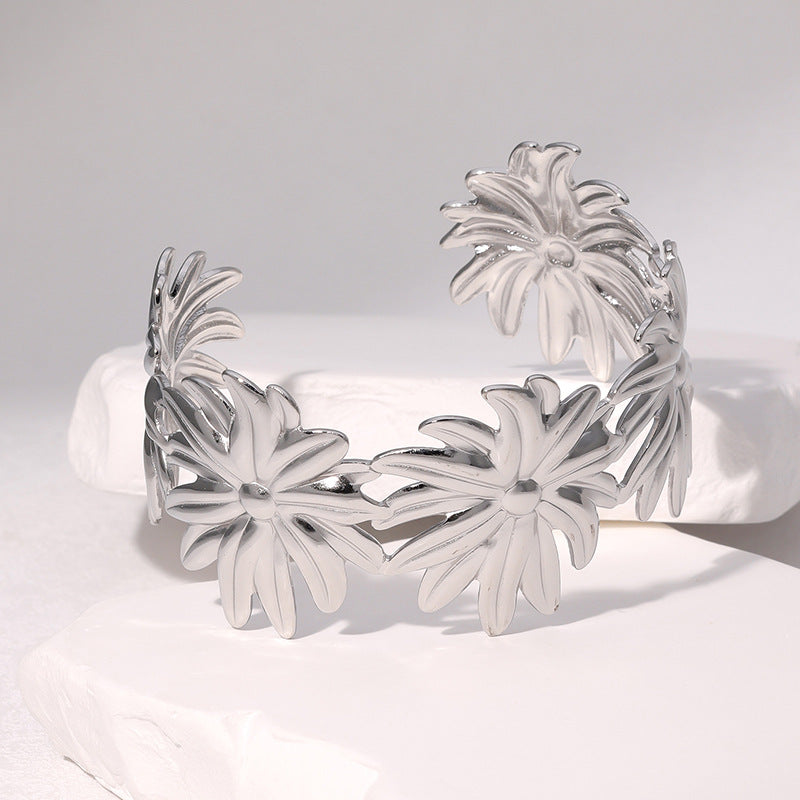 Minimalist Gold Plated Stainless Steel Daisy Bracelet for Women