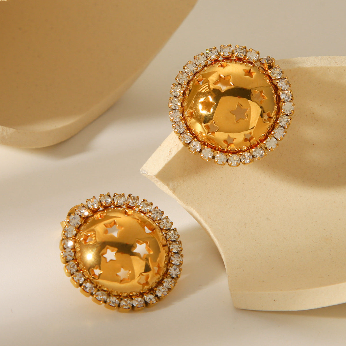 Pendientes minimalistas de acero inoxidable chapado en oro de 18 quilates con diseño geométrico de estrella hueca y diamantes de imitación para mujer