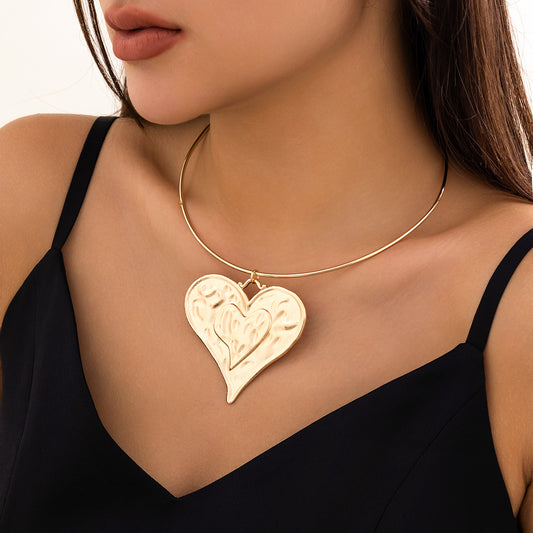Collana Girocollo Minimalista da Donna a Cuore in Lega con Accenti Geometrici e Finitura in Metallo Testurizzato