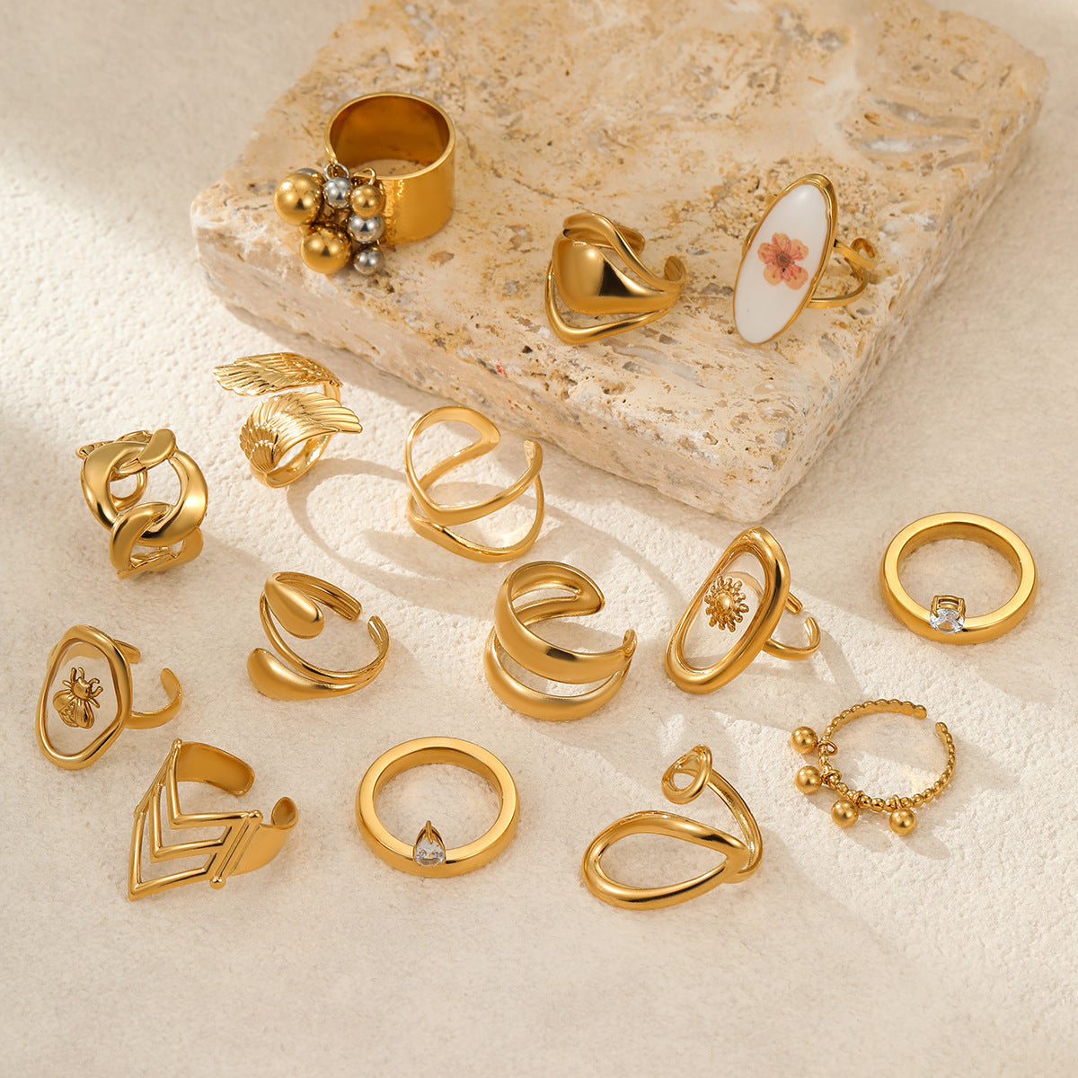 Anello da donna minimalista geometrico in acciaio inossidabile con placcatura in oro 18 carati, fascia di lusso elegante di ispirazione francese