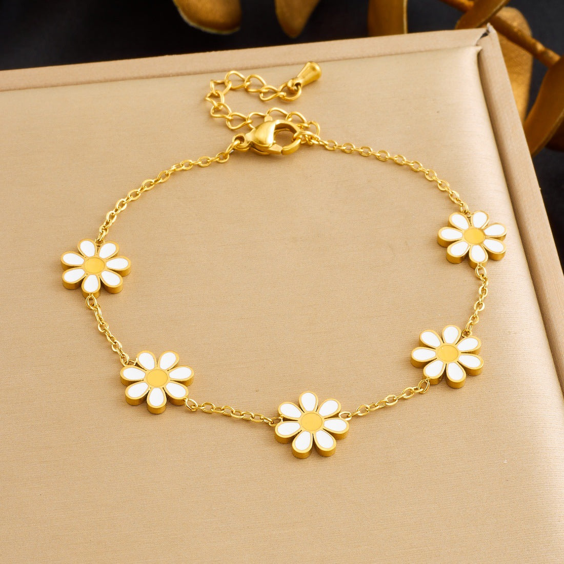 Sweet Minimalist Drip Oil Floral Stainless Steel Bracelet with Daisy Pendant