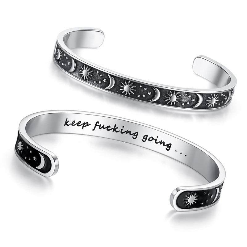 Pulsera Minimalista de Acero Inoxidable Grabada con Láser, con Diseño C, Motivo de Sol, Luna y Estrellas y Texto Inspirador en Inglés