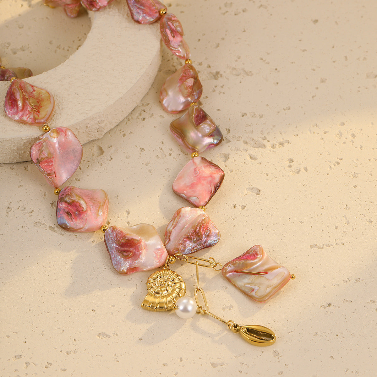 Collar de acero de titanio con cuentas de concha rosa estilo vacacional con dije de concha marina y perla en cadena de serpiente delicada para mujer
