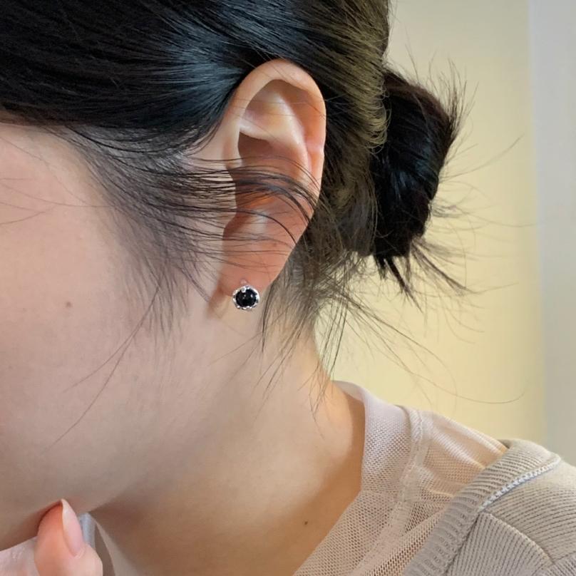 Pendientes minimalistas de ónix negro en plata de ley 925 con forma irregular y acabado chapado