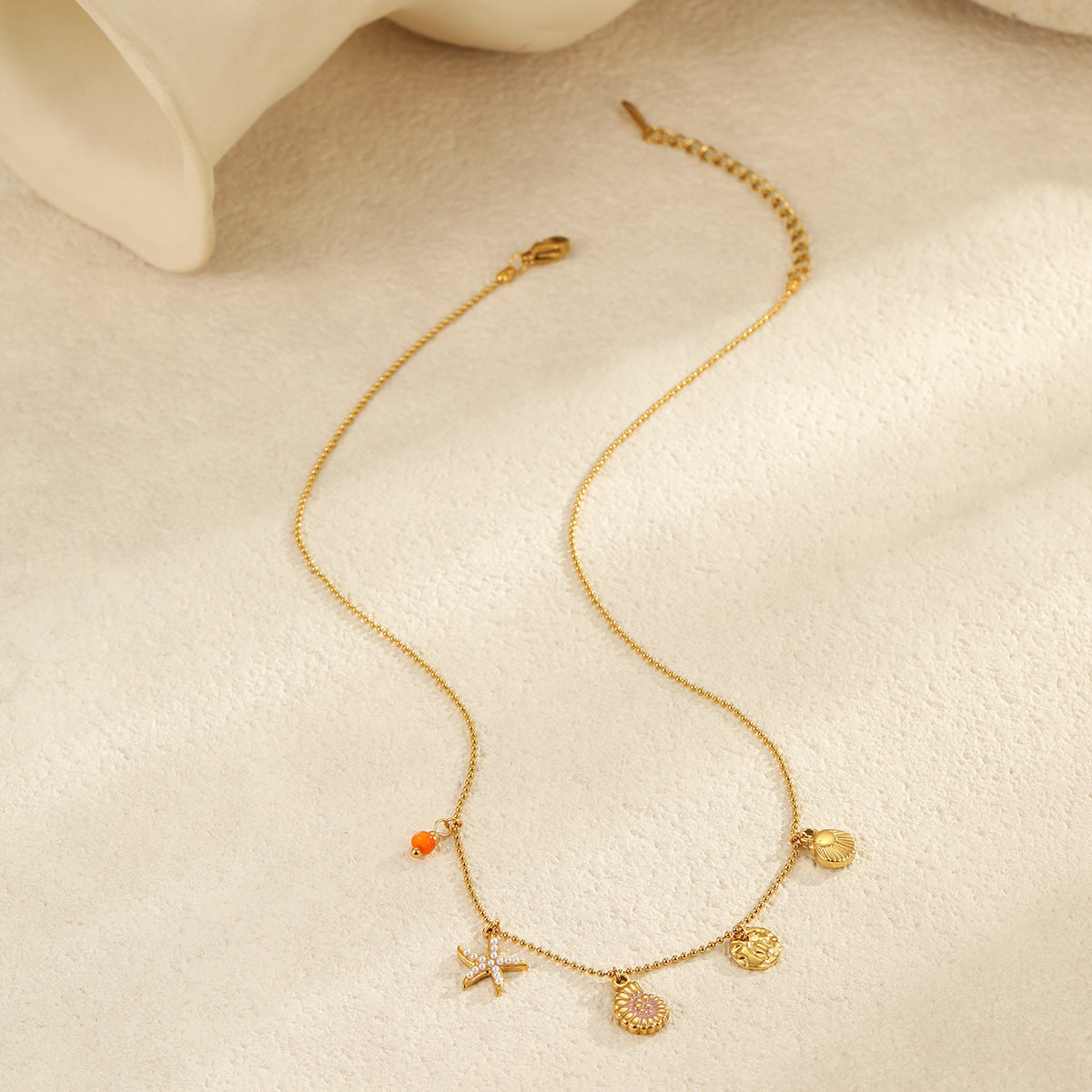 Collana in acciaio al titanio alla moda ispirata all'oceano con ciondolo a conchiglia e stella, in acciaio inossidabile galvanizzato, design geometrico, collana a strato singolo da donna