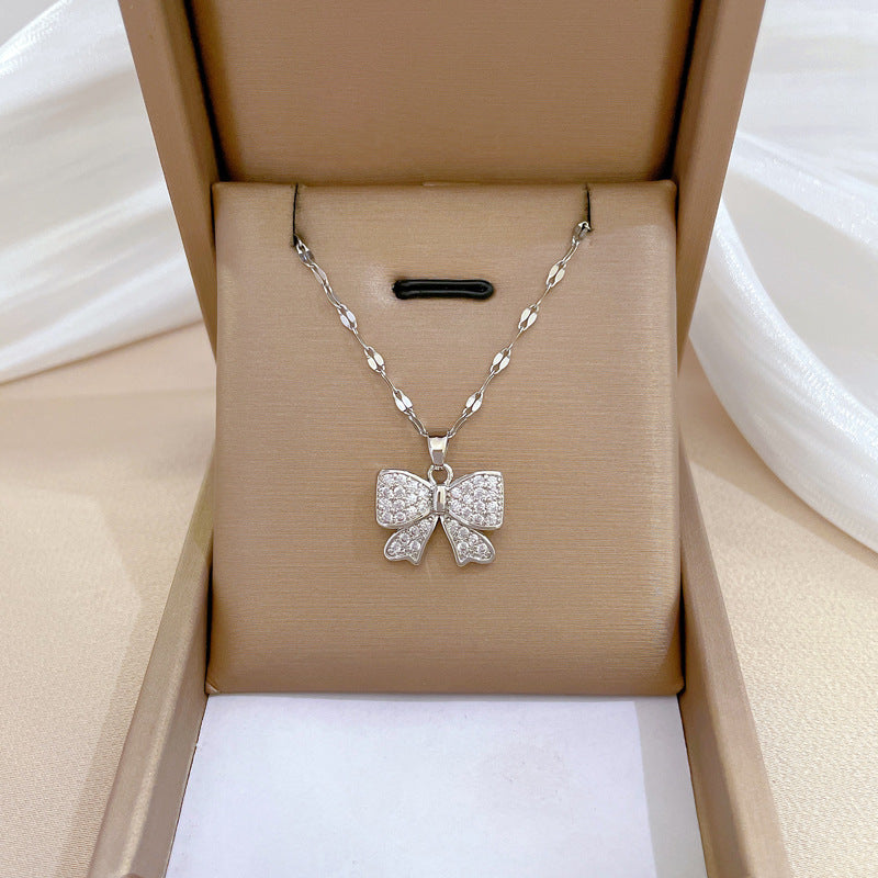Collana Minimalista con Catena a Labbra in Acciaio al Titanio con Pendente in Rame e Intarsio di Strass