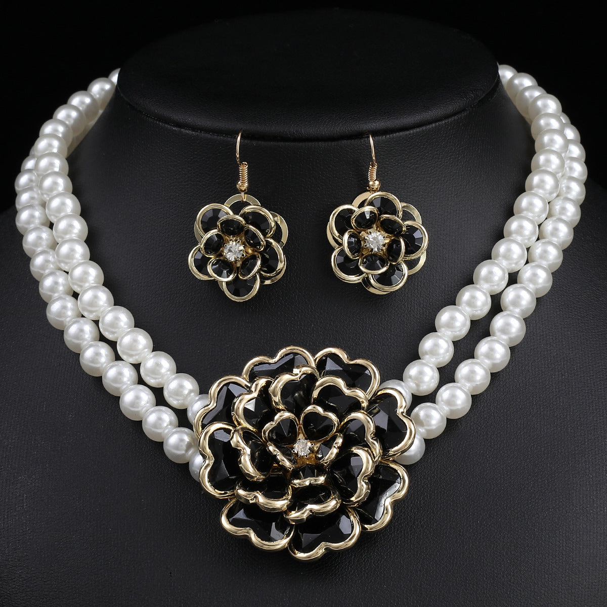 Set di collana e orecchini floreali freschi e delicati con perle per donna con intarsio in acrilico e catena di perle