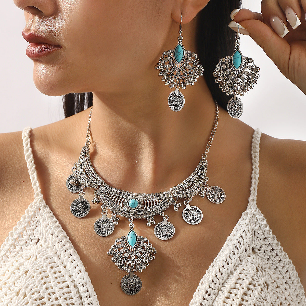 Set Collana e Orecchini Bohemian Vintage con Fantasia Geometrica, Ciondolo Imitazione Perla, Intarsio di Strass, Nappina e Catena Regolare