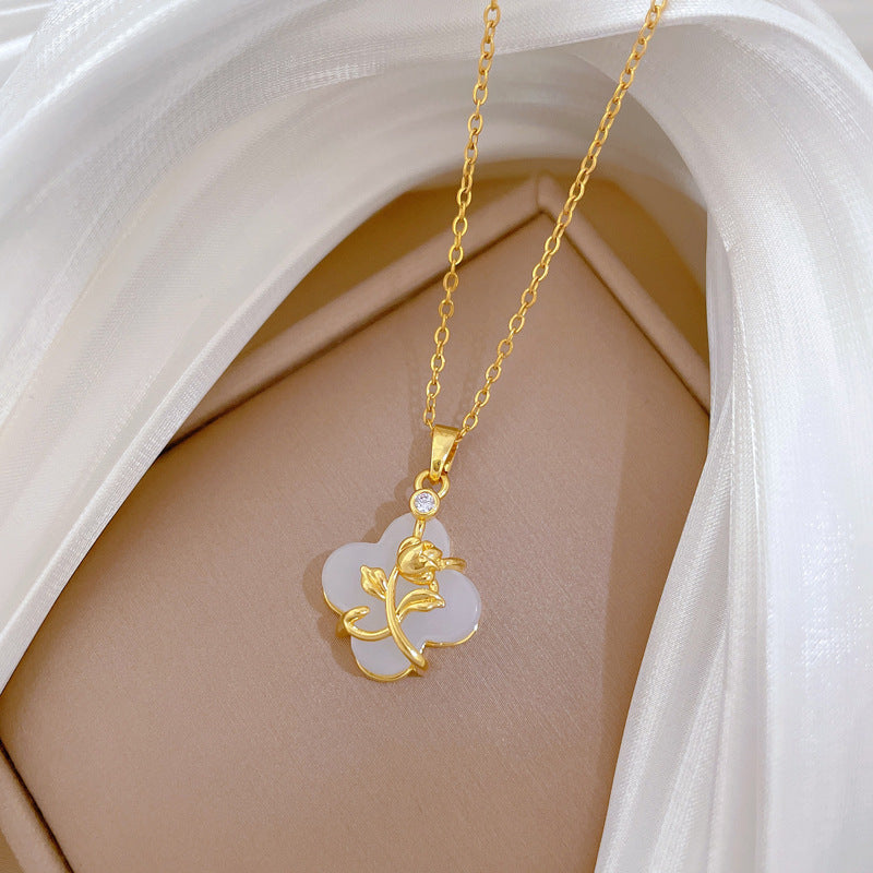 Natural Fresh Sweet Four-Leaf Clover and Rose Pendant Necklace for Women in Titanium Steel with Micro-Pave Rhinestone Accents on Clavicle Chain