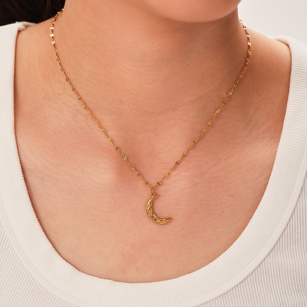 Collana con ciondolo a luna geometrica da donna con catena in acciaio inossidabile e ciondolo in acciaio al titanio, placcata sotto vuoto in oro 18 carati, con texture ondulata e piegata ispirata alla lava