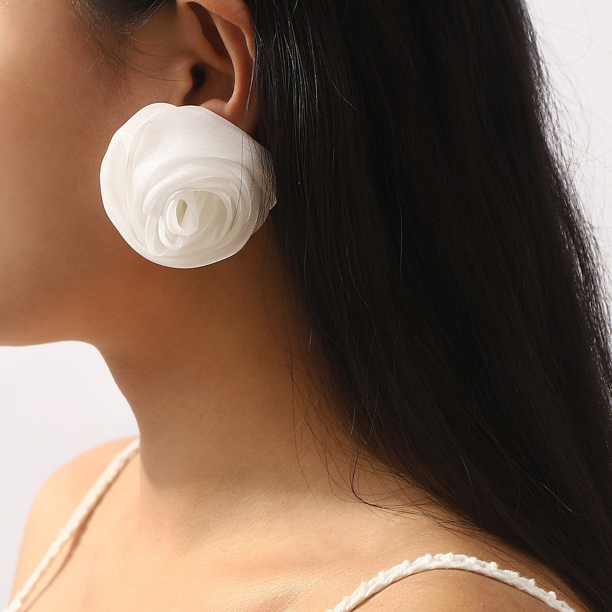 Pendientes de botón de rosa en 3D de estilo floral dulce y fresco con tela de organza y artesanía tejida a mano para mujer