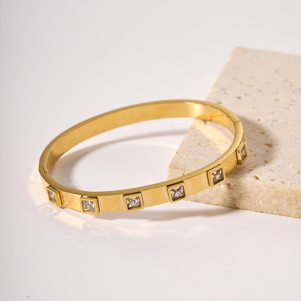 Bracciale Geometrico in Acciaio Inossidabile Stile INS con Placcatura Oro 18K e Intarsio Zirconi, Accessorio di Moda Ipoallergenico