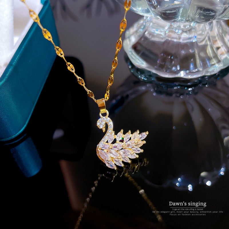 Collar de titanio minimalista con colgante geométrico de cisne para mujer con incrustaciones de diamantes de imitación