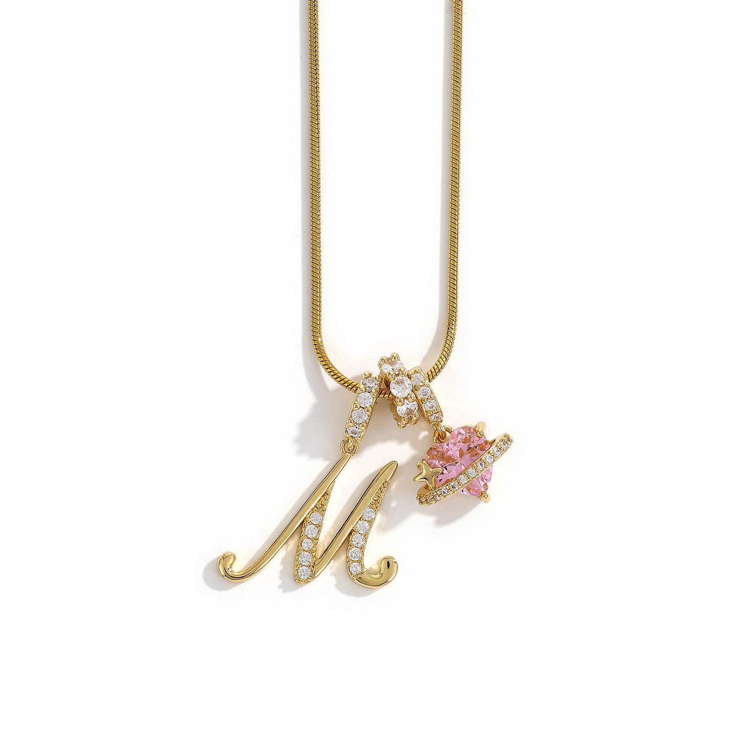 Collana con ciondolo a lettera minimalista in rame con intarsio di zirconi dal design geometrico per donna