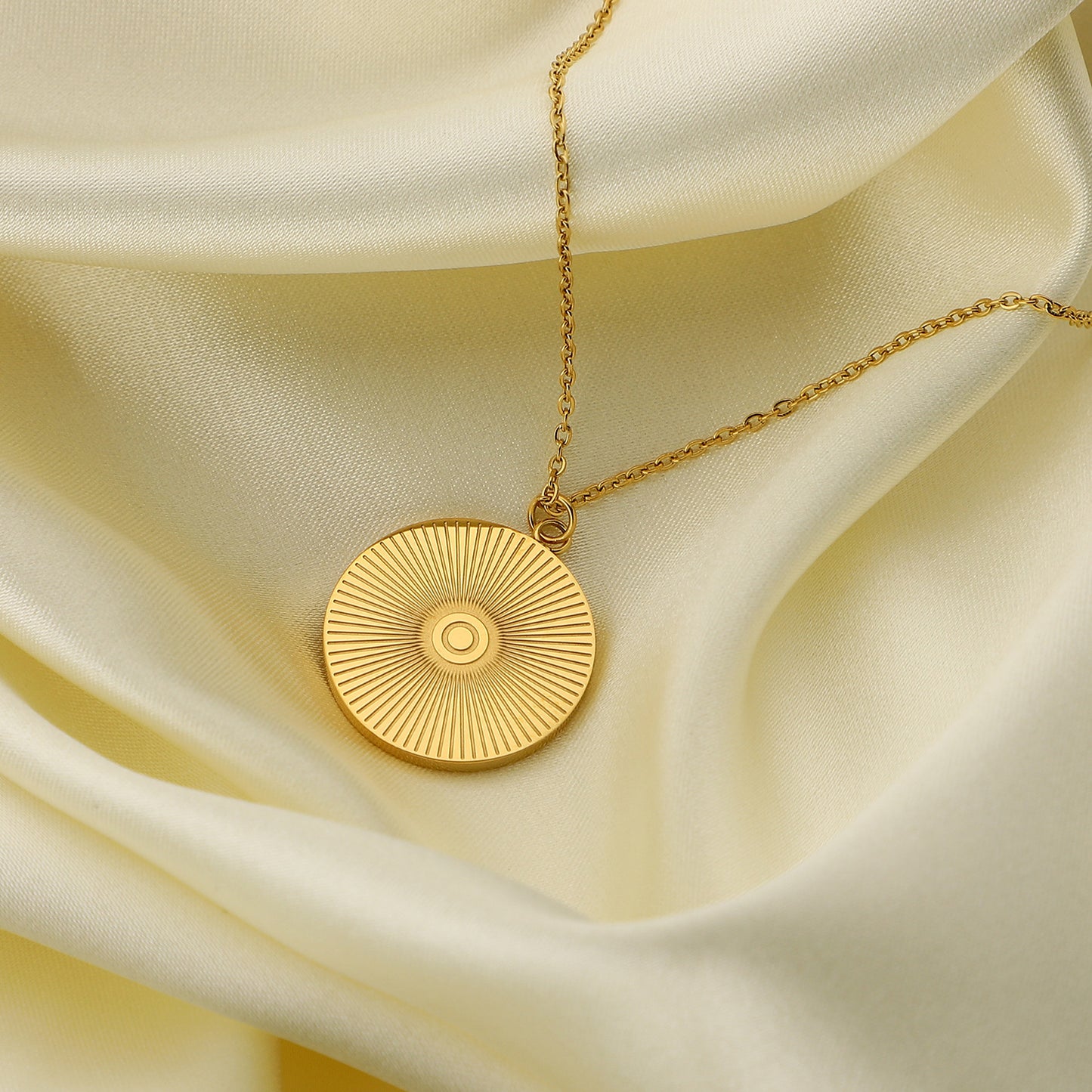 Collar con Colgante de Ojo de Demonio para Hombres y Mujeres — Dije de Zorro de Acero de Titanio Chapado en Oro de 18K en Cadena de Bolitas de Acero Inoxidable Ajustable