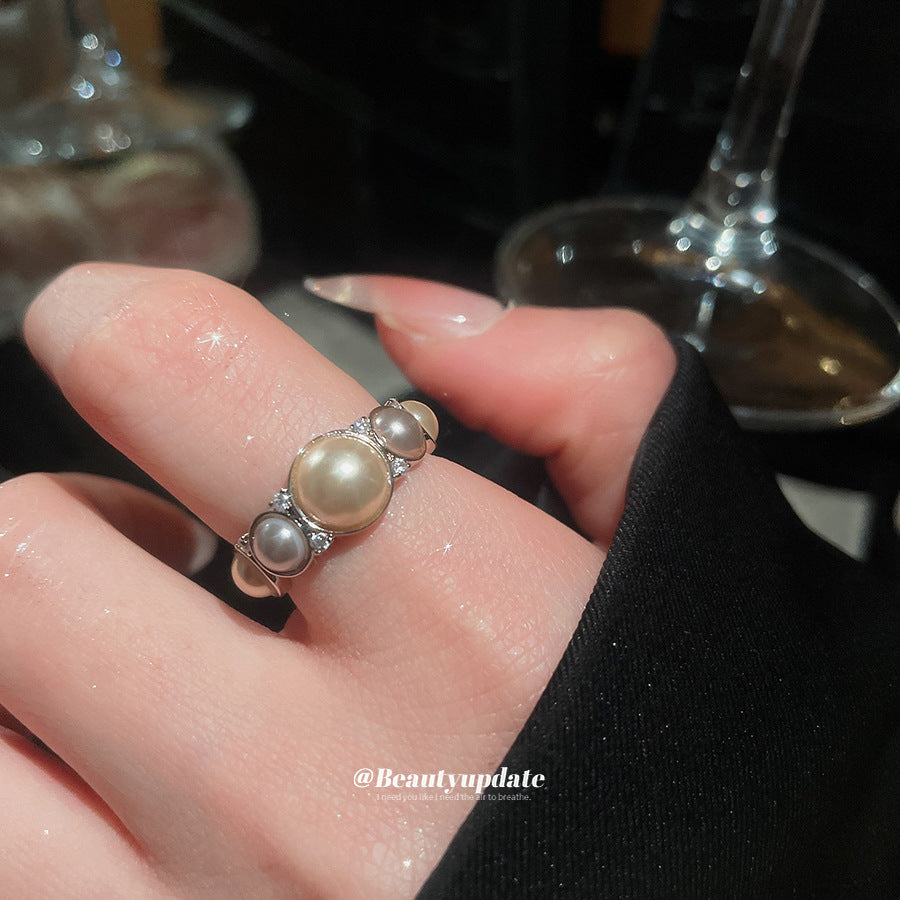 Anello Elegante Retrò Francese di Lusso Leggero con Perla Simulato e Intarsio di Zirconi, Design Geometrico Rotondo da Donna