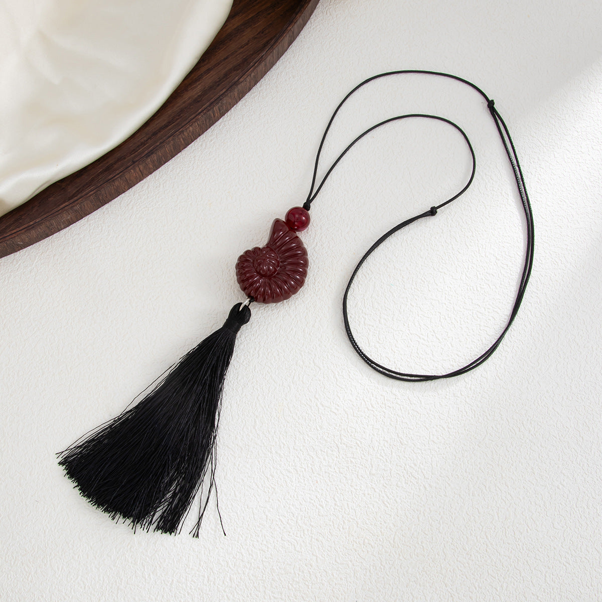 Bohemian Resin Shell Fan Pendant Necklace Adjustable Wax Cord Chain for Women
