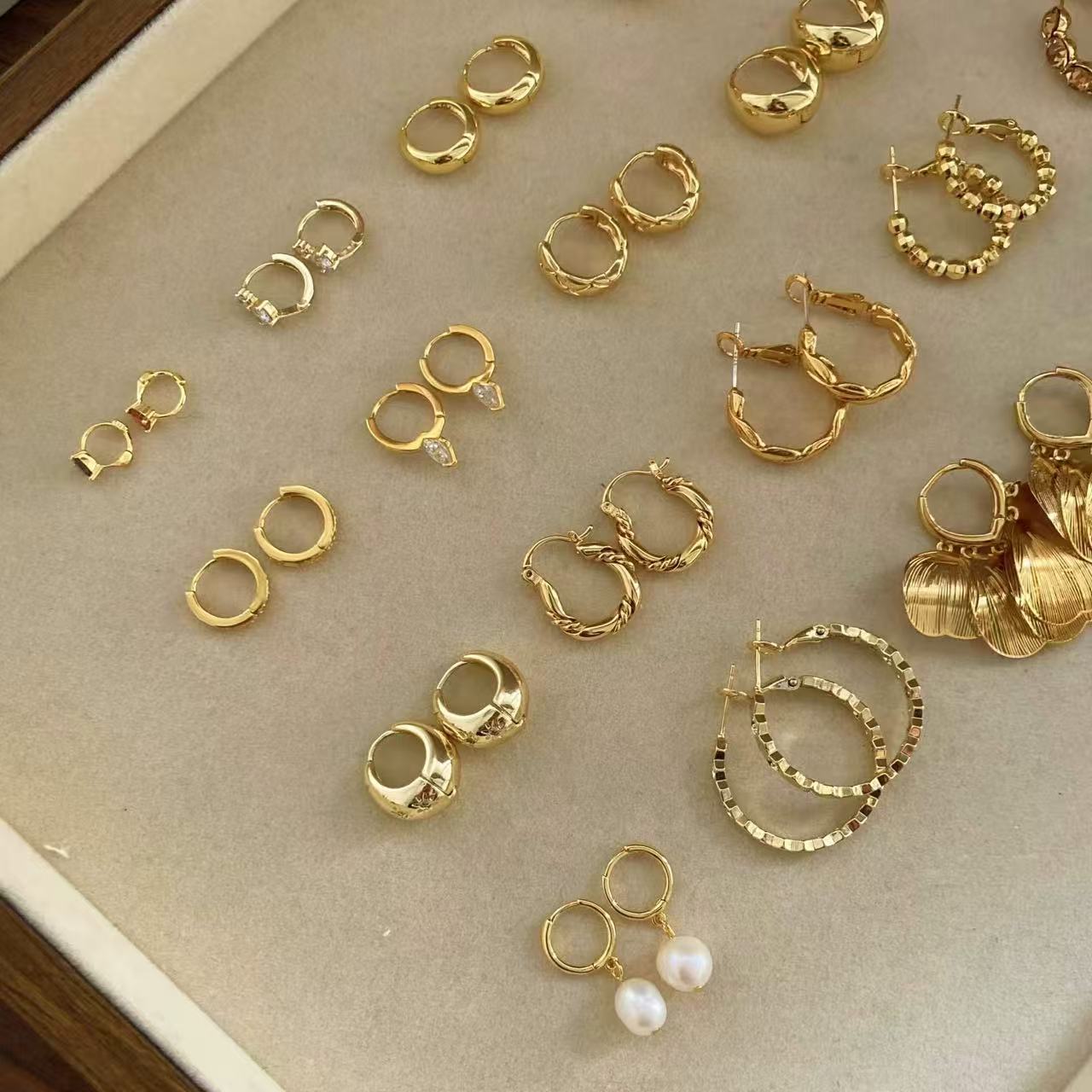 Orecchini a perno geometrici minimalisti in metallo con finitura placcata da donna, gioielli per l'orecchio lussuosi, alla moda e versatili per tutti i giorni