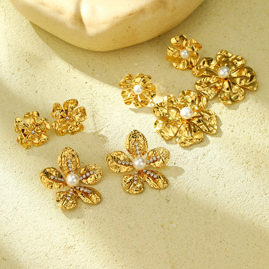 Pendientes de botón de acero titanio con perlas y diseño floral vintage, acentos de pedrería y pétalos plegados texturizados